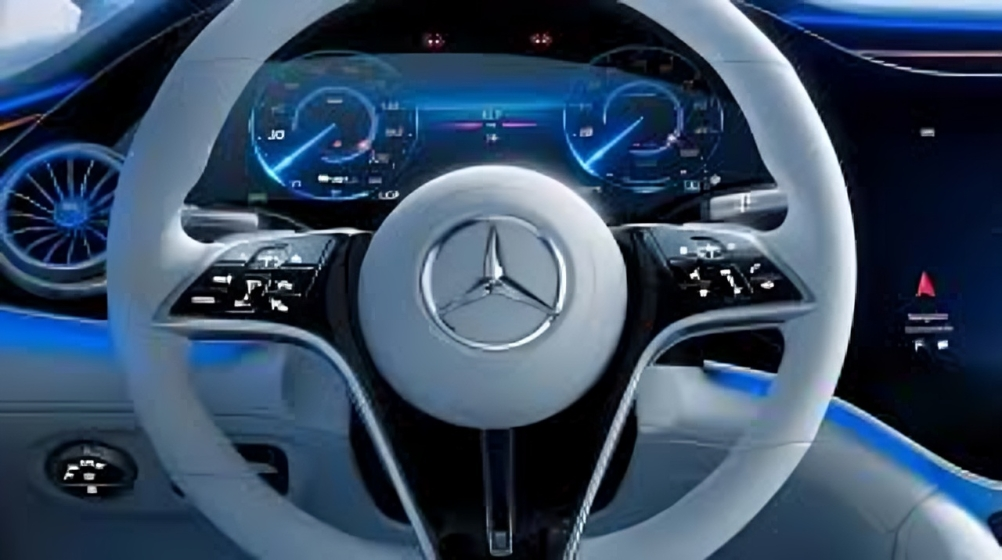 اختراع سيارة المستقبل بحواس بشرية