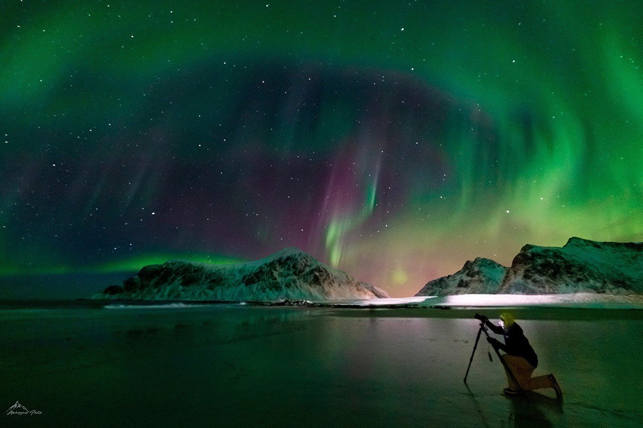 ظاهرة الشفق القطبي لوحة فنية طبيعية ترقص في سماء الليل