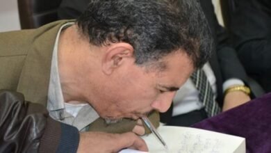 رضا عبد السلام .. أول "مذيع هواء" يكتب بفمه!