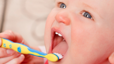 تعتبر العناية بصحة ونظافة أسنان الأطفال منذ سن مبكرة أمرًا مهمًا؛ لضمان نمو الأسنان بصحة جيدة والحصول على ابتسامة جميلة في المستقبل