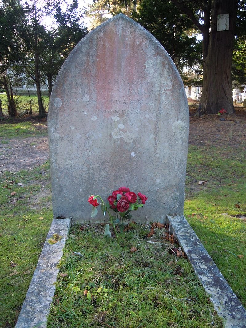 قبر عبد الله يوسف علي في مقبرة بروكوود